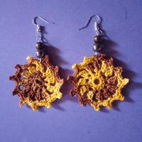 orecchini realizzati a uncinetto con perline 