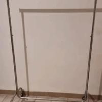 Pratico appendiabiti con rotelle, ideale per organ