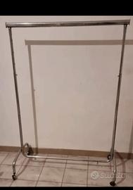 Pratico appendiabiti con rotelle, ideale per organ