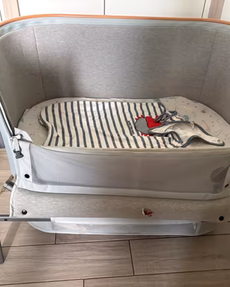Iora culla fianco letto