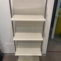 espositore con ripiani in legno