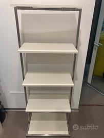 espositore con ripiani in legno