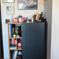 Credenza in rovere e grigio con piedi in legno