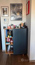 Credenza in rovere e grigio con piedi in legno