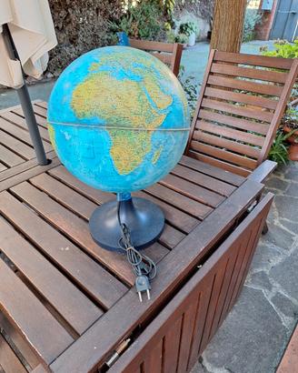 mappamondo con illuminazione interna