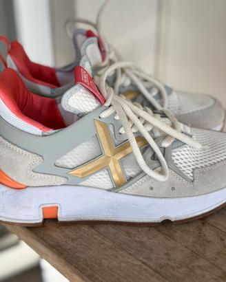 Sneackers  logo dorato