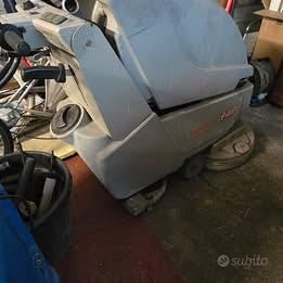 Numero 2 MACCHINE LAVAPAVIMENTI INDUSTRIALI COMAC