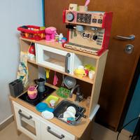 Cucina in legno Ikea con giochi 