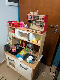 Cucina in legno Ikea con giochi 