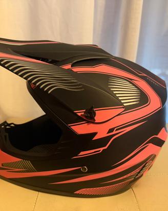 Casco integrale rosa e nero