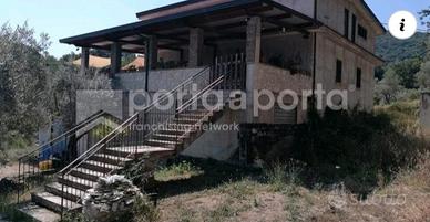 Villa su tre livelli con terreno adiacente