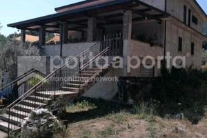 Villa su tre livelli con terreno adiacente