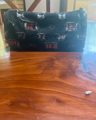 Astuccio in denim con toppe tartan