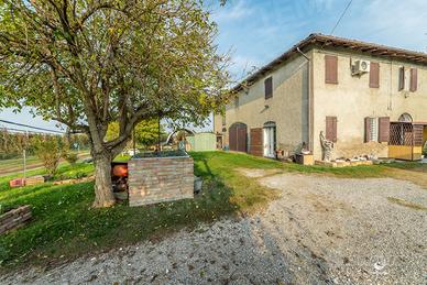 Casa singola con giardino privato da ristrutturare