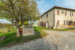 Casa singola con giardino privato da ristrutturare