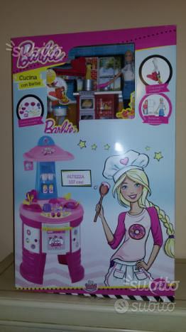 CUCINA DI BARBIE 68 CM. CON BARBIE