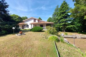 PESARO VILLA SINSGOLA CON PARCO E CAMPO DA TENNIS.