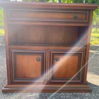 Mobiletto basso in legno con cassetto e ante