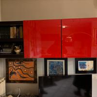 Mobile sospeso da soggiorno con ante rosse lucide