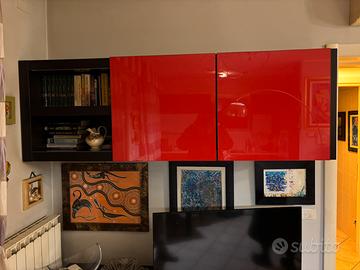 Mobile sospeso da soggiorno con ante rosse lucide