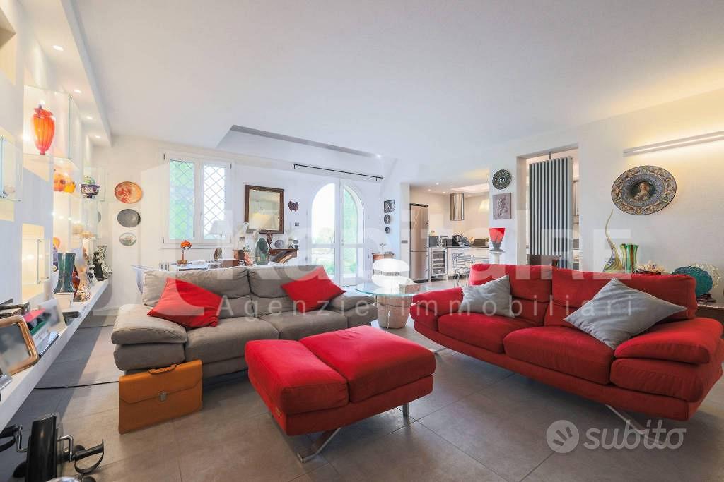 Villa di 270 m² con più di 5 locali e box auto a C - Vista 3