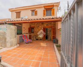 VILLA A SCHIERA CENTRALE A SAN TEODORO