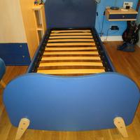 Letto a una piazza e mobili da camera da letto
