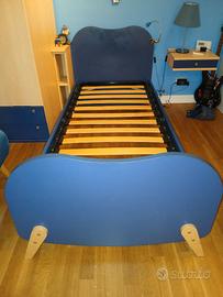 Letto a una piazza e mobili da camera da letto