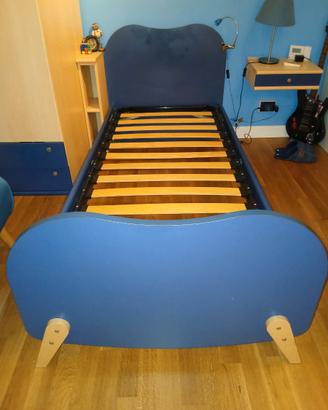 Letto a una piazza e mobili da camera da letto