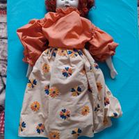 Bambola vintage con testa e mani di porcellana 