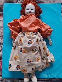 Bambola vintage con testa e mani di porcellana 