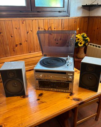 Impianto stereo con mangiavassette e giradischi