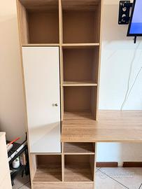 Scrivania in legno con libreria integrata