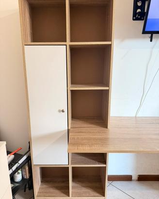 Scrivania in legno con libreria integrata