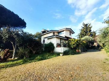 VILLA SINGOLA A LARIANO