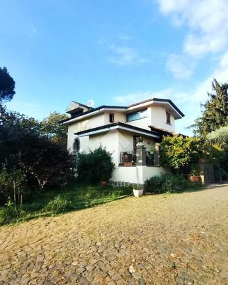 VILLA SINGOLA A LARIANO