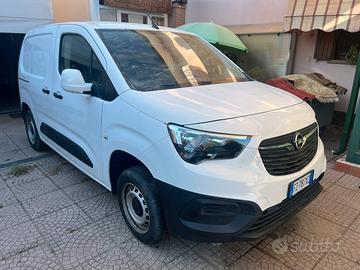 Opel Combo 2020 rotto con allestimento officina