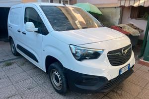 Opel Combo 2020 rotto con allestimento officina