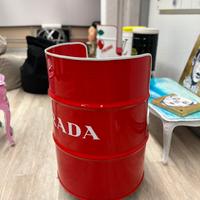 Poltrona Prada realizzata in fusto di ferro