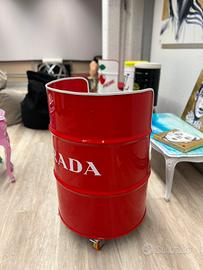 Poltrona Prada realizzata in fusto di ferro