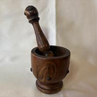 Mortaio in legno con pestello artigianale