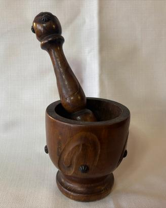 Mortaio in legno con pestello artigianale