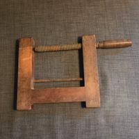 antico morsetto in legno