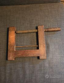 antico morsetto in legno