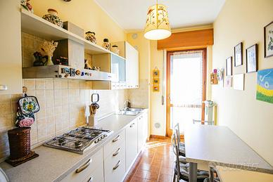 Cucina attrezzata con tavolo e 4 sedie