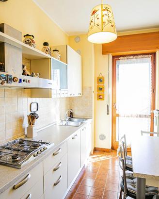 Cucina attrezzata con tavolo e 4 sedie