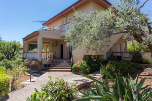 Villa con piscina indipendente