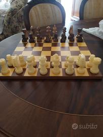 scacchiera con scacchi in alabastro grezzo