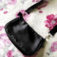 Borsetta nera a tracolla con porta monete