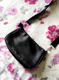 Borsetta nera a tracolla con porta monete